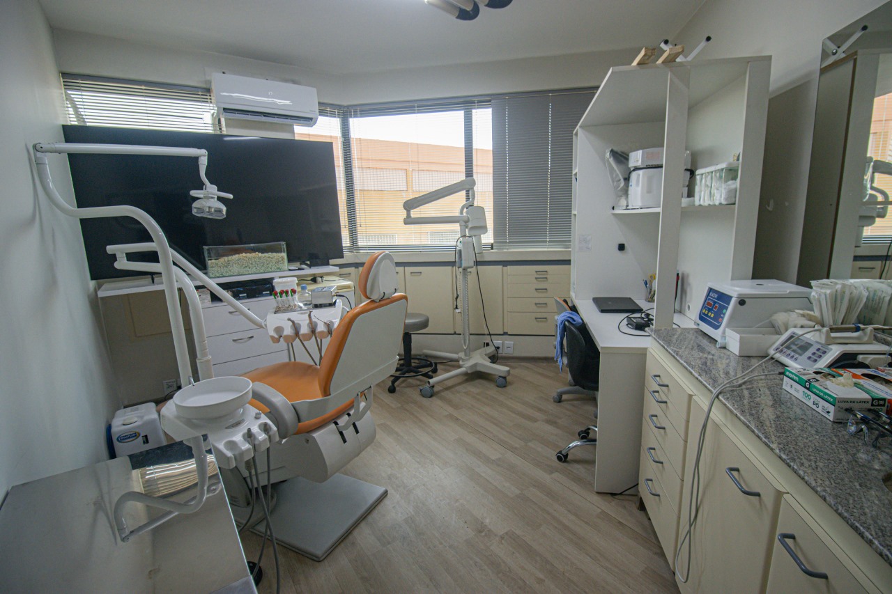 Consultório Cirúrgico Moderno do Dr. Bruno Trevizo no Edifício Tocantins em Bauru